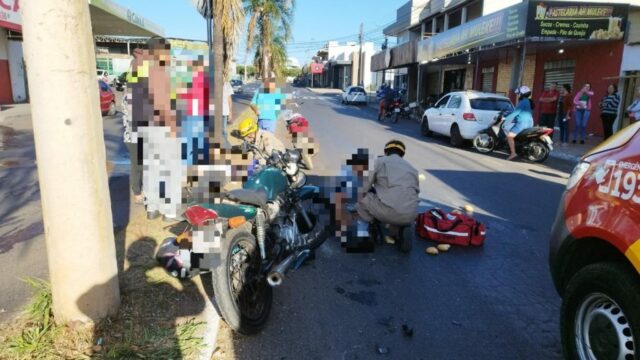 Mulher de 44 anos fica feridas após colisão entre duas motocicletas, em Caldas Novas