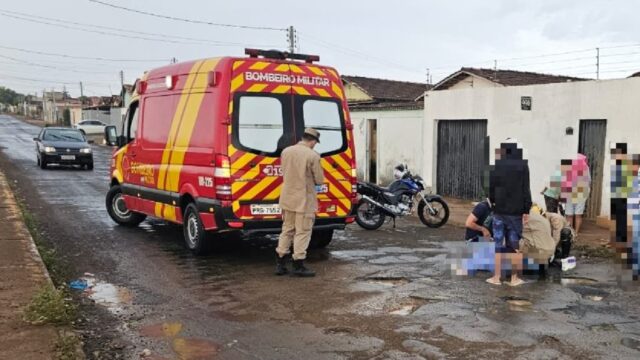 Jovem fica ferida após passar por asfalto defeituoso e cair de moto no bairro Ipanema, em Catalão