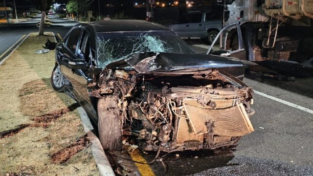 Motorista fica ferido após carro colidir com caminhão estacionado, em avenida de Catalão
