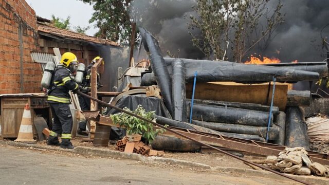 Incêndio de grandes proporções atinge depósito de reciclagem, em Catalão