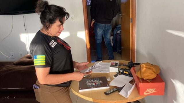 Polícia Civil cumpre mandado de busca e apreensão contra ex-servidor público investigado por venda ilegal de túmulos em Caldas Novas