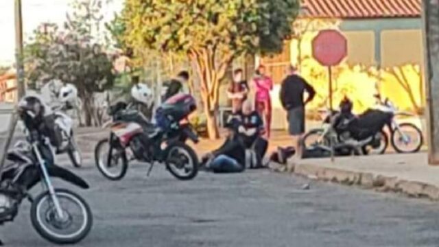 Motociclista tem fratura exposta após sofrer acidente, em Caldas Novas