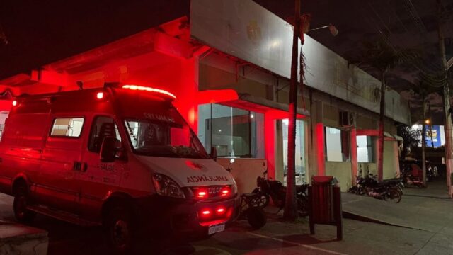 Criança de 6 anos fica gravemente ferido após a moto em que ela e seu pai estava bater em uma vaca