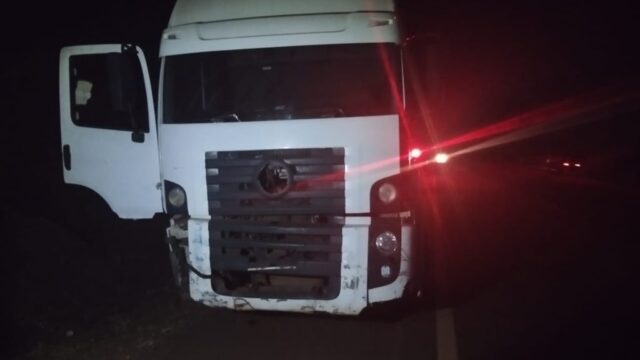 Polícia Militar recupera caminhão furtado após cerco na BR-050 em Araguarí
