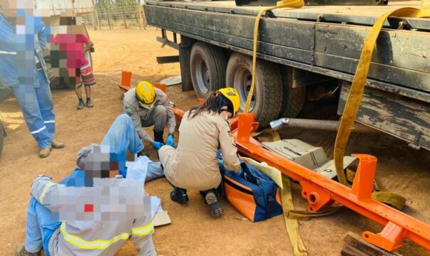Trabalhador é atingido por peça metálica em descaramento de caminhão, em zona rural do distrito de Santo Antônio do Rio Verde