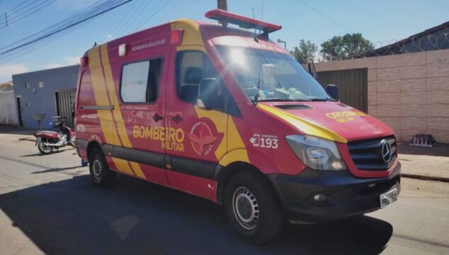 Motociclista fica ferido ao colidir contra lixeira e poste, em Catalão