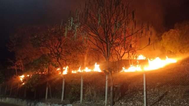 Incêndio atinge o morro da igrejinha de Santo Antônio, em Catalão
