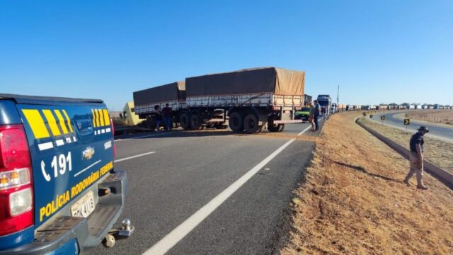 Acidente envolvendo carreta bitrem deixa uma das pistas da BR-050 totalmente interditada no sentido Campo Alegre de Goiás a Catalão