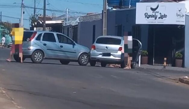 Carros colidem em cruzamento de vias no Bairro dos Lucas, em Catalão