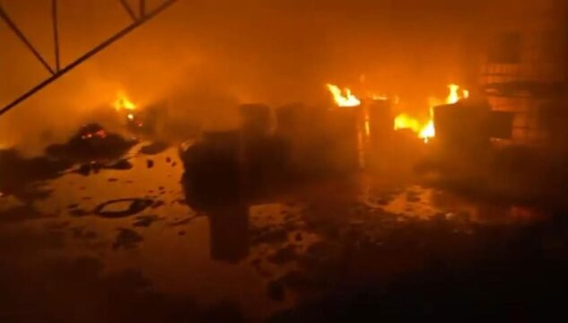 Empresa e caminhão ficam destruídos durante incêndio na madrugada em Uberlândia