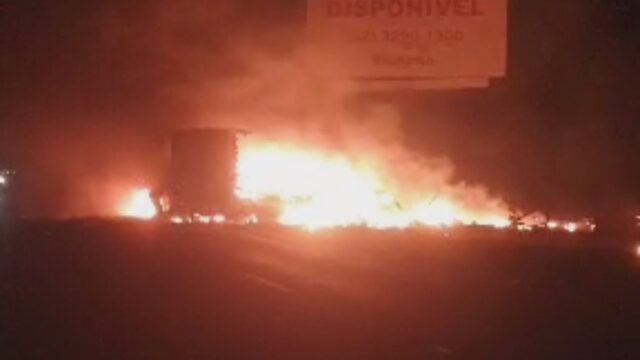 Uberlândia: Dois motoristas morrem carbonizados em batida entre carretas na BR-365