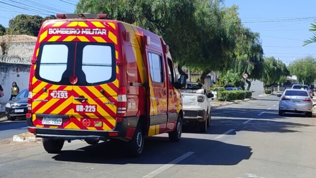 Corpo de Bombeiros é acionado para registrar ocorrência de acidente de trânsito no Bairro Mãe de Deus, em Catalão
