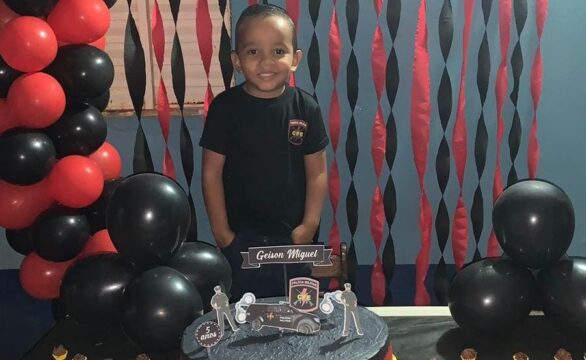 Fã da PM! Menino celebra aniversário de 5 anos com festa temática da Polícia Militar, em Catalão