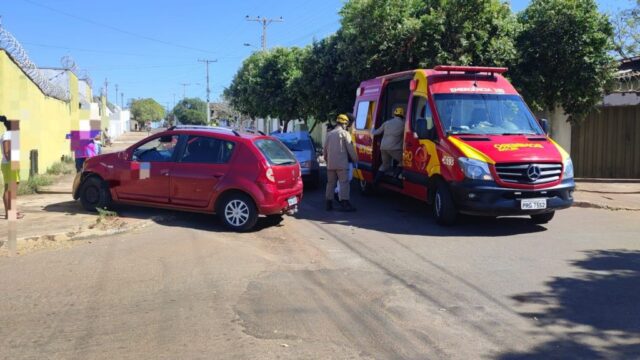 Automóvel não respeita sinal de "PARE", colide contra outro veículo, capota e deixa três jovens feridos em via pública de Catalão