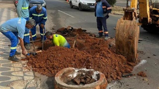 Rompimento de rede de água por empresa privada em Catalão causa interrupção no abastecimento