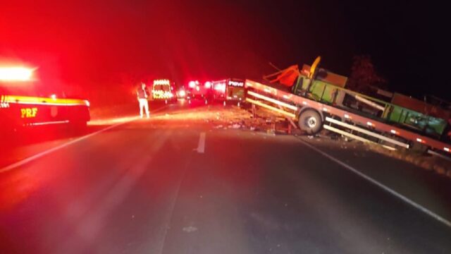 Colisão frontal entre caminhão e ônibus deixa uma pessoa morta e outra ferida na BR-452 em Itumbiara