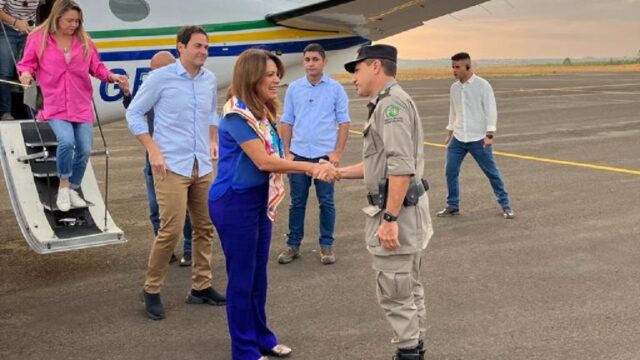 Gracinha Caiado é recepcionada pelo comando do 9º CRPM no aeroporto no 164º aniversário de Catalão