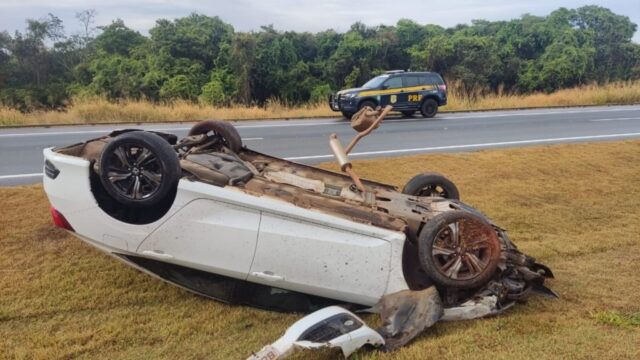 Acidente na BR-050 em Catalão: carro capota em condições perigosas de pista molhada e pneus gastos