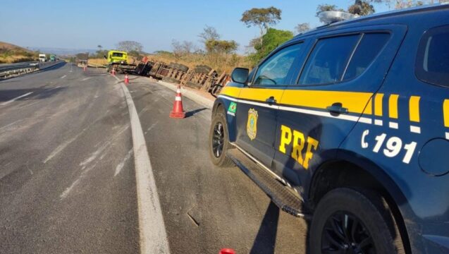 Motorista fica ferido após acidente com bitrem na BR-050, entre Catalão e Araguari
