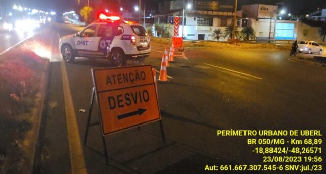 Trecho da BR 050 é interditado em Uberlândia por conta de vazamento de água em ponte