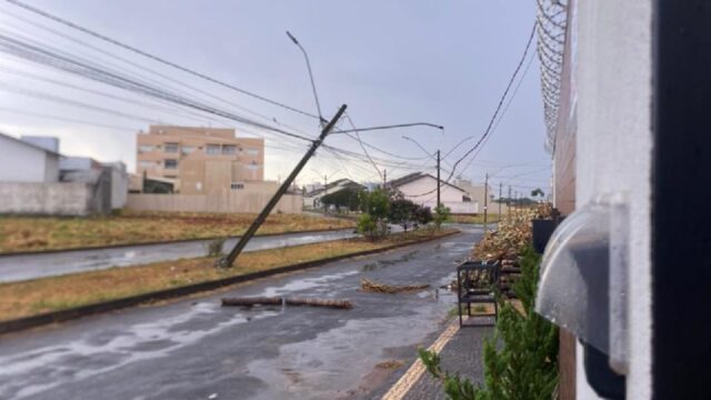 Perigo eminente: poste quebrado preocupa moradores no bairro Leblon, em Catalão