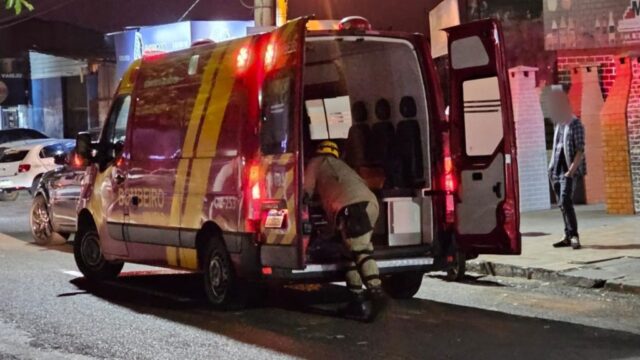 Mulher fica ferida após colisão entre carro e moto em Catalão