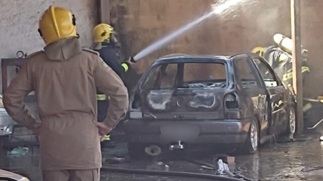 Carro pega fogo dentro de oficina mecânica em Catalão