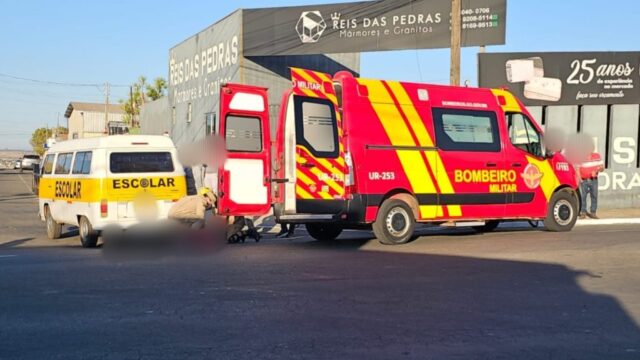 Acidente entre Kombi e moto deixa homem ferido, em Catalão