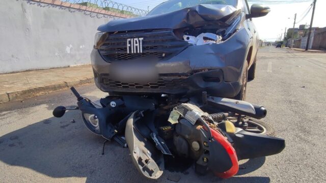 Catalão: Motociclista não respeita sinal de "Pare" e colide contra picape em cruzamento de vias, no bairro Ipanema; duas mulheres ficaram feridas