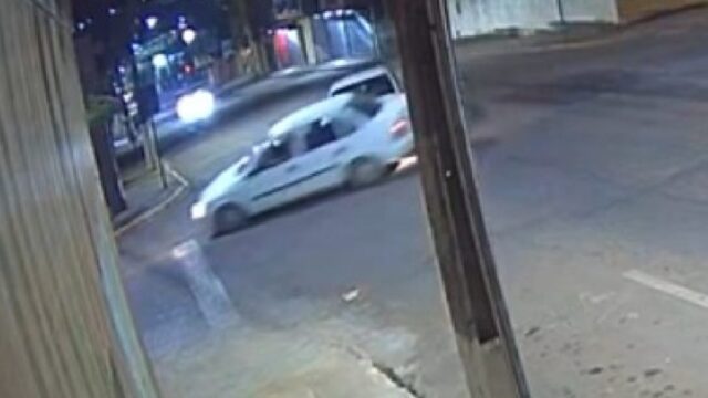 Câmeras de segurança registra acidente entre dois carros em Catalão