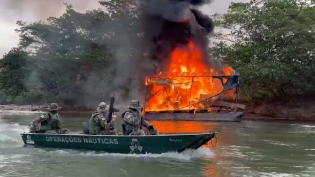 BPMAmbiental desmantela garimpo ilegal e apreende balsas no Rio Corumbá, em Pires do Rio-GO