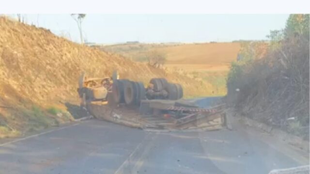 Caminhão capota na GO-506 próximo ao Distrito de Santo Antônio do Rio Verde