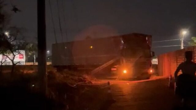 Carreta colide em poste deixando parte do bairro Castelo Branco sem energia elétrica, em Catalão