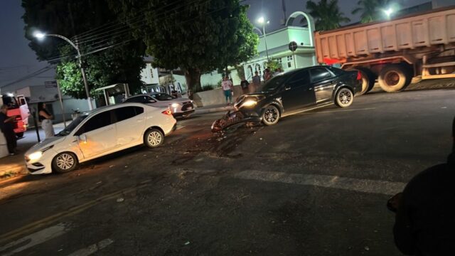 Acidente de trânsito: Colisão deixa danos materiais em automóveis no Centro de Goiandira