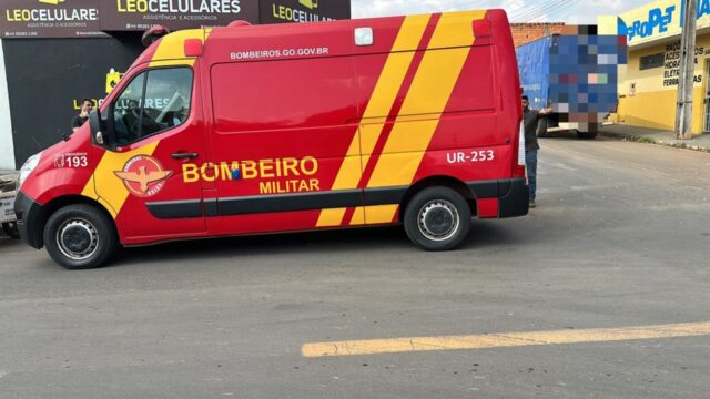 Colisão moto versus caminhão deixa motociclista ferido, na Vila União, em Catalão
