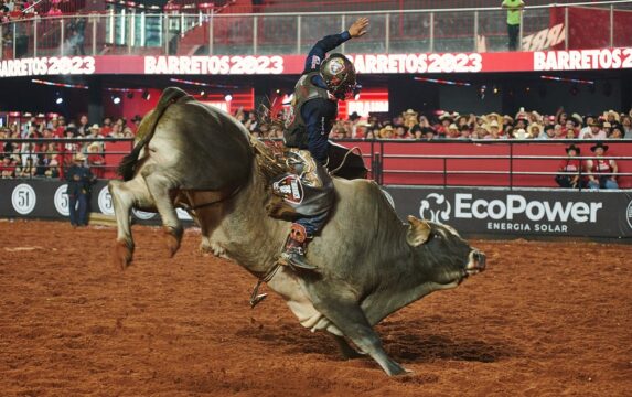 Peão de Ipameri, GO, vence segunda noite de montaria do Rodeio Internacional em Barretos