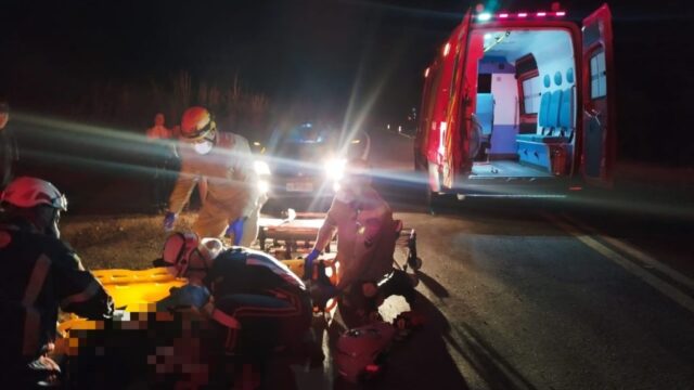 Duas pessoas ficam feridas após moto cair em buraco na GO-213, entre Caldas Novas e Morrinhos