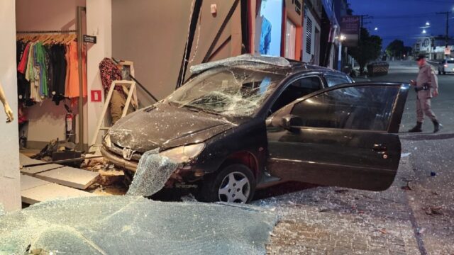 Mulher fica ferida após colidir veículo contra loja no Centro de Catalão
