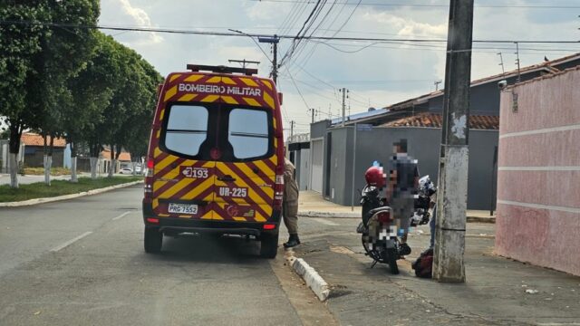 Mãe e filha sofrem queda e ficam feridas após pneu de moto estourar, em Catalão