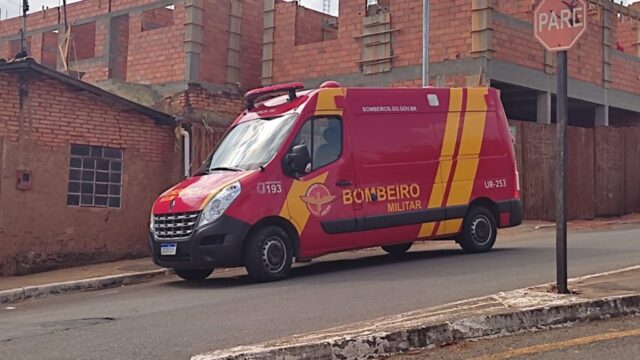 Motoboy fica ferido após acidente em rotatória de Catalão