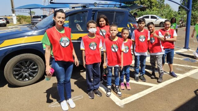 Semana Nacional do Trânsito na BR-050: PRF em Catalão recebe crianças do Projeto Pequeno Aprendiz de Trânsito