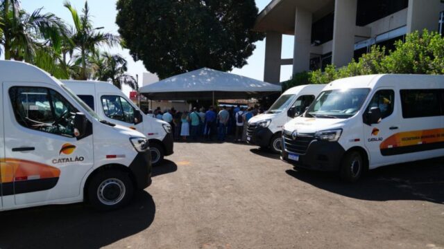 Prefeitura de Catalão adquire novas vans para o transporte de pacientes