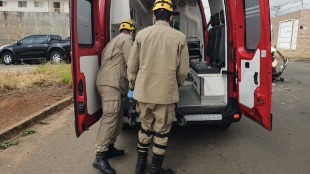 Motorista fica ferido após colisão entre dois veículos no bairro Dona Matilde