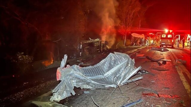 Duas pessoas morrem e 23 ficam feridas em acidente entre ônibus e caminhão na BR-020, em Formosa