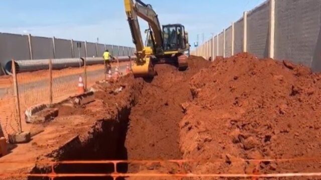 Trabalhadores são soterrados até o peito em obra do Dmae em Uberlândia