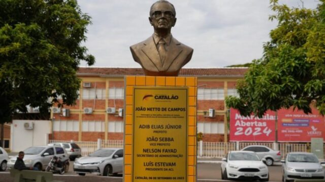 João Netto de Campos, ex-prefeito de Catalão, ganha busto na Praça do Estudante