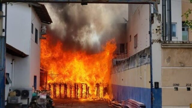 Incêndio destrói depósito de laticínios e danifica três casas vizinhas no Bairro Segismundo Pereira, em Uberlândia