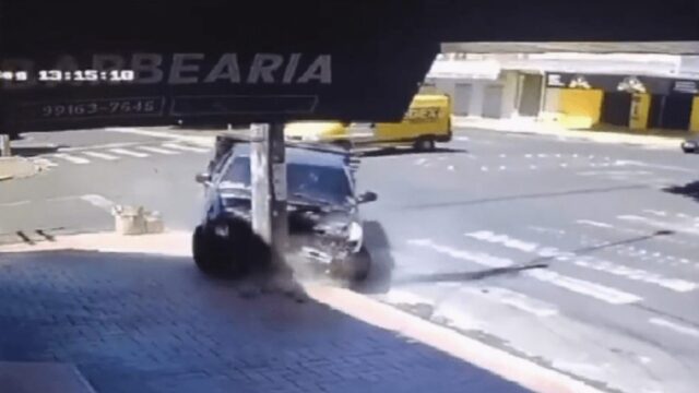 Motorista bate em poste após desviar de van e foge do local, em Uberlândia; Veja vídeo