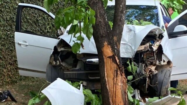 Avó e neto ficam feridos após carro bater em árvore em Caldas Novas