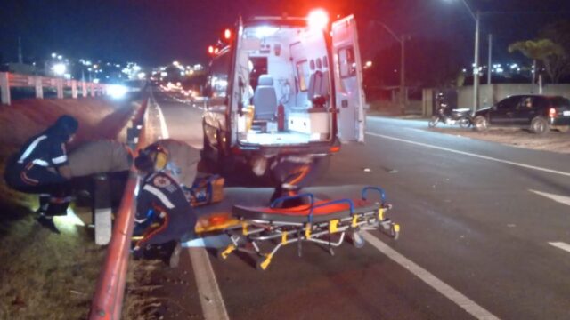 Motociclista fica ferido após colidir em defesa metálica na GO-330 no perímetro urbano de Catalão
